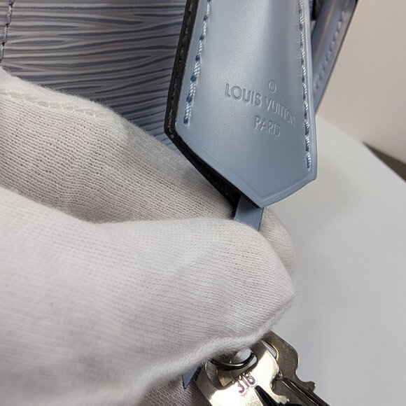 Louis Vuitton Alma BB Handbag in Blue Epi Leather with LV Strap - Picture 4 of 16